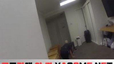 소년의 닭발 놀리는 여경