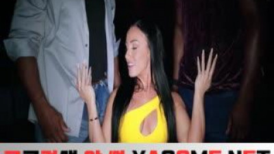섹시한 술집 여자와 두 근육질의 남자가 호텔 소파에서 놀고 후입
