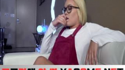 안경을 쓴 십대가 새엄마의 감독을 받는 의붓동생과 성관계를 가졌습니다