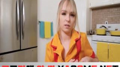 아기 릴리 벨은 더 많은 돈과 그녀의 목구멍에 있는 병아리들을 원합니다.