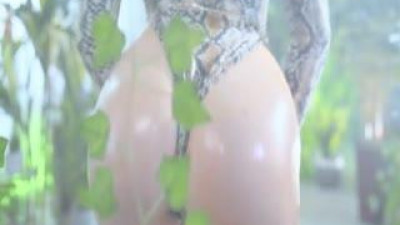 열생물학자는 그녀의 꽉 닫힌 망나니 속에서 비계를 한 모금 빨았습니다.