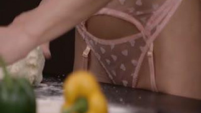 金发厨娘在厨房揉面的时候~被男友直接后入